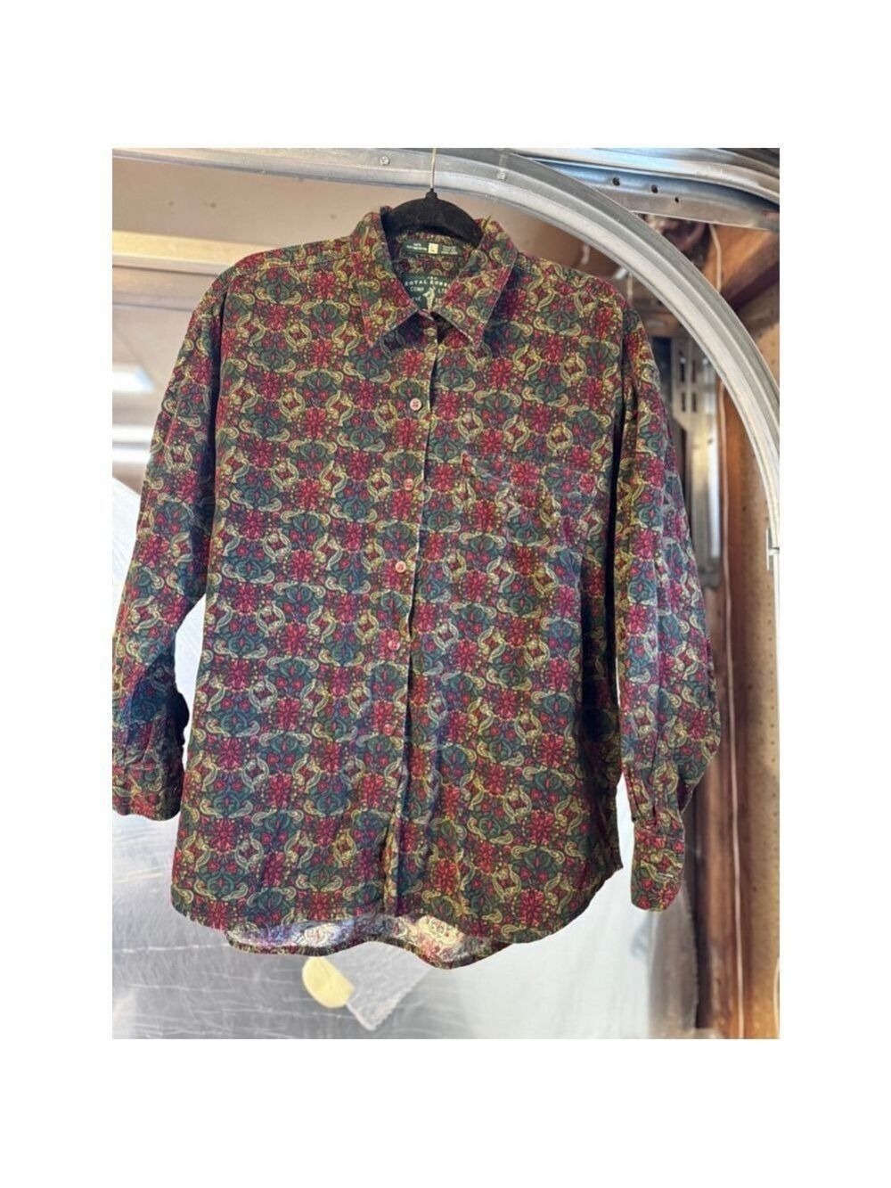 The Royal Robbins comp LTD cotton made in Hong Kong. Lg sleeve lg paisley large